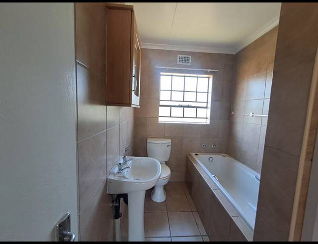 3 BEDROOM HOUSE FOR SALE IN THATCHFIELD